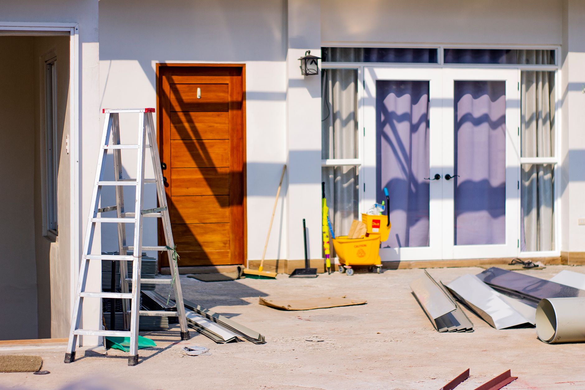Maison avec différentes finitions de façade après isolation extérieure