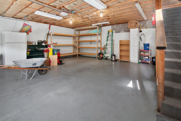 Plafond de garage avec panneaux isolants fixés en sous-face
