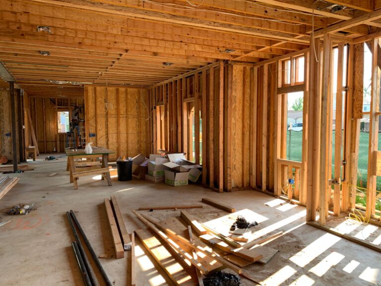 Structure de plancher bois avec poutres et solives visibles