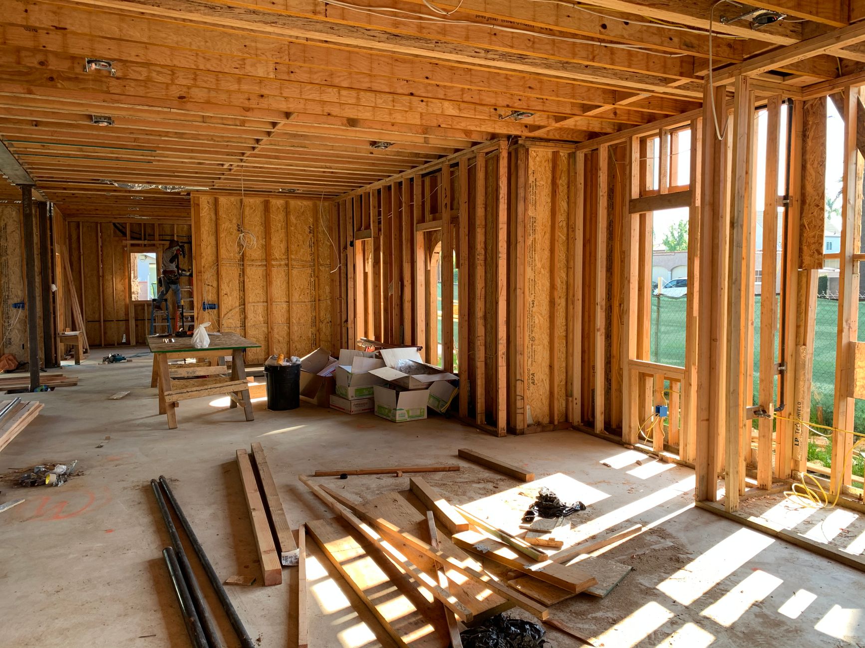 Structure de plancher bois avec poutres et solives visibles