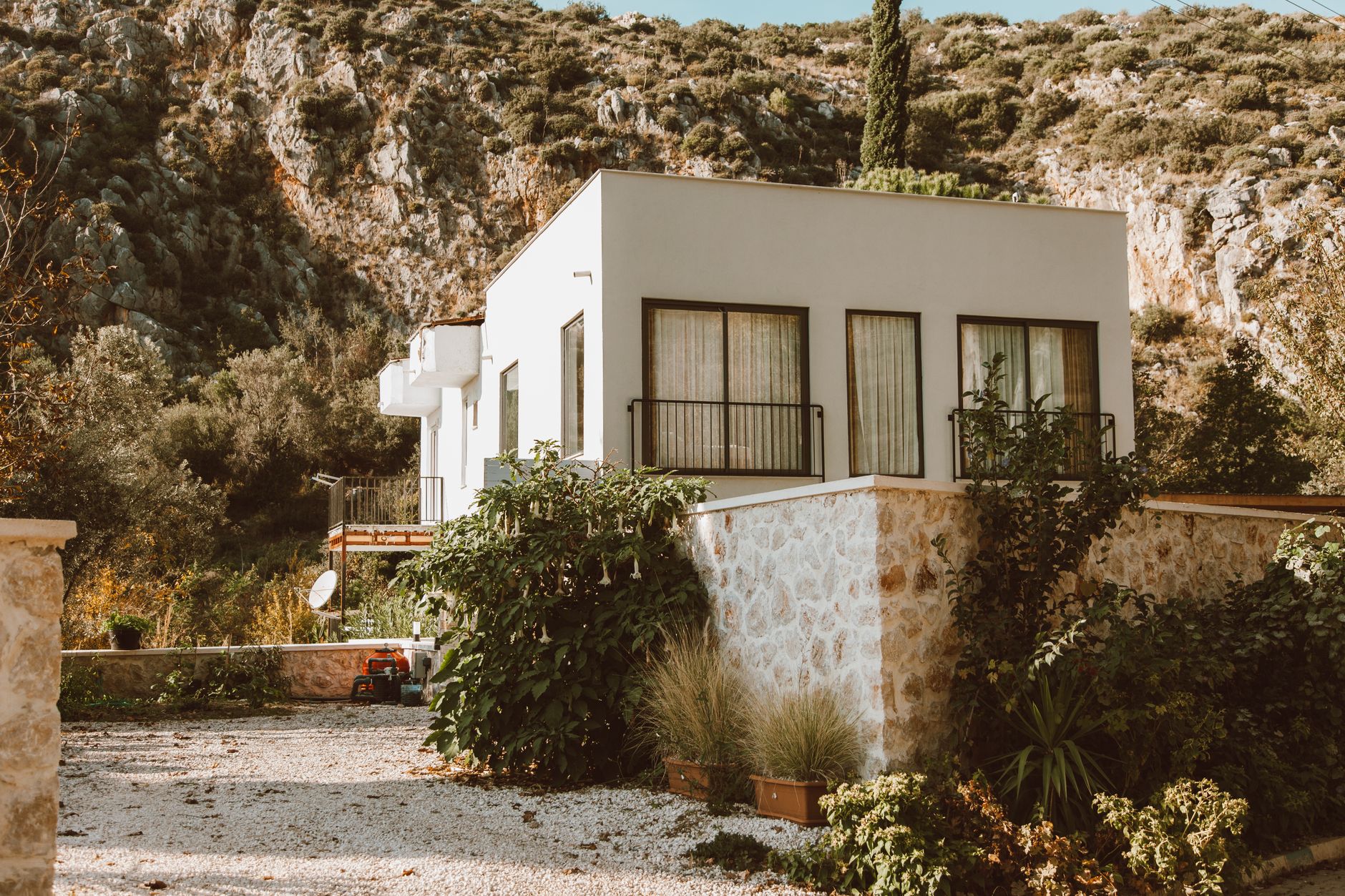 Façade de maison avec parement en pierre naturelle sur isolation extérieure