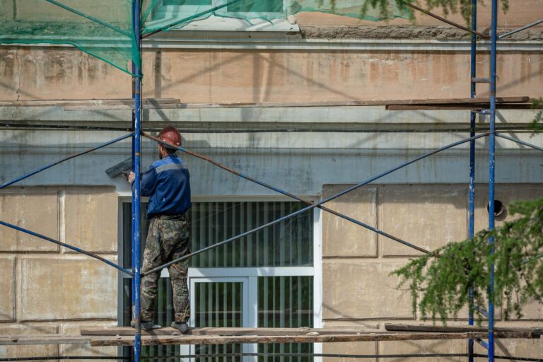 Façade de maison avec échafaudage pour travaux d'isolation extérieure