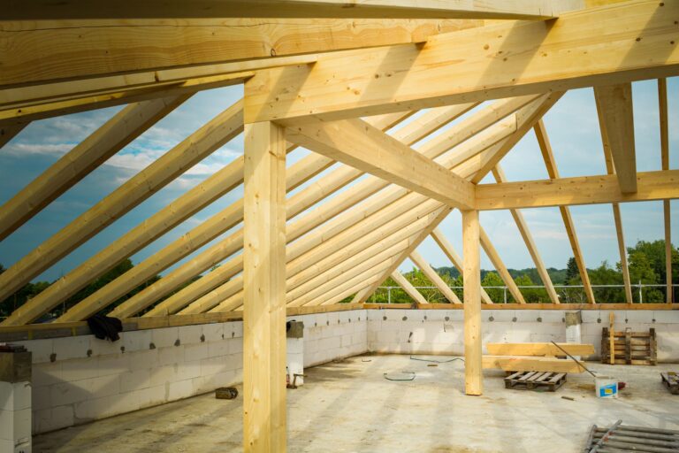 Plafond avec poutres apparentes en bois dans une pièce rénovée