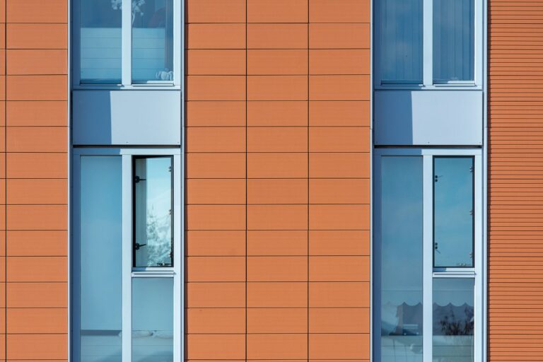 Panneaux isolants fixés sur un mur extérieur de maison