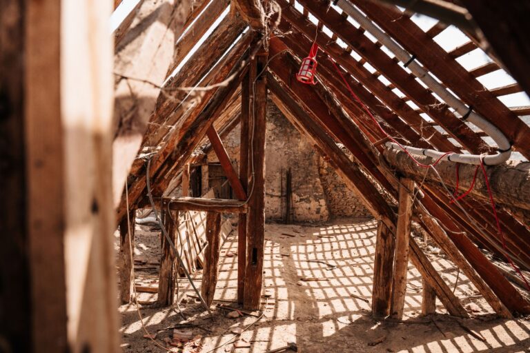 Chevrons en bois sous toiture avec espace prêt à recevoir l'isolation